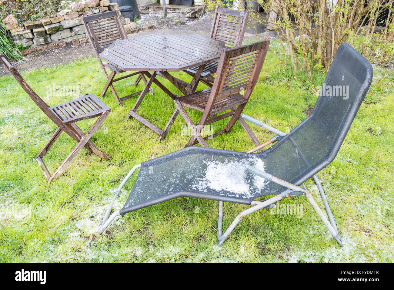 La neige et le mobilier de jardin en été dans le jardin de ma maison de village,Llansaint Carmarthenshire, Pays de Galles, Royaume-Uni Le 26 avril. Banque D'Images