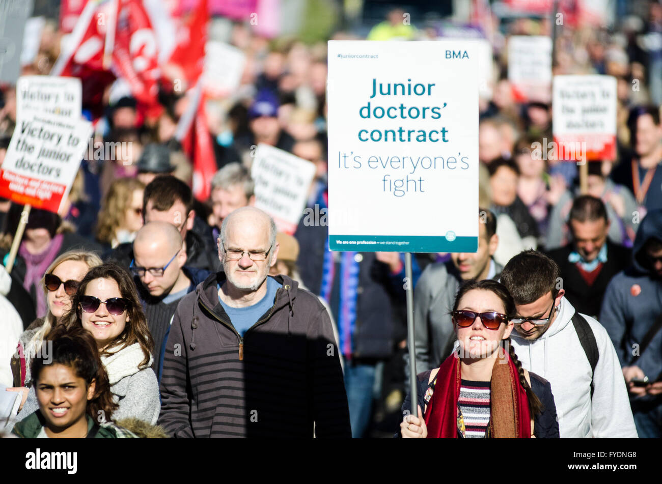 Brighton, UK. 26 avril 2016. Sussex défendre le NHS Mars au Royal Sussex Comté Hôpital dans le centre de Brighton, le lieu de la Conférence sur la santé à l'unisson. La manifestation, soutenue par l'unisson les délégués, est à l'appui de la grève des médecins qui les voit retirer le travail pour 18 heures à partir de 8h00 à 17h00 le 26 et 27 avril. Credit : Francesca Moore/Alamy Live News Banque D'Images