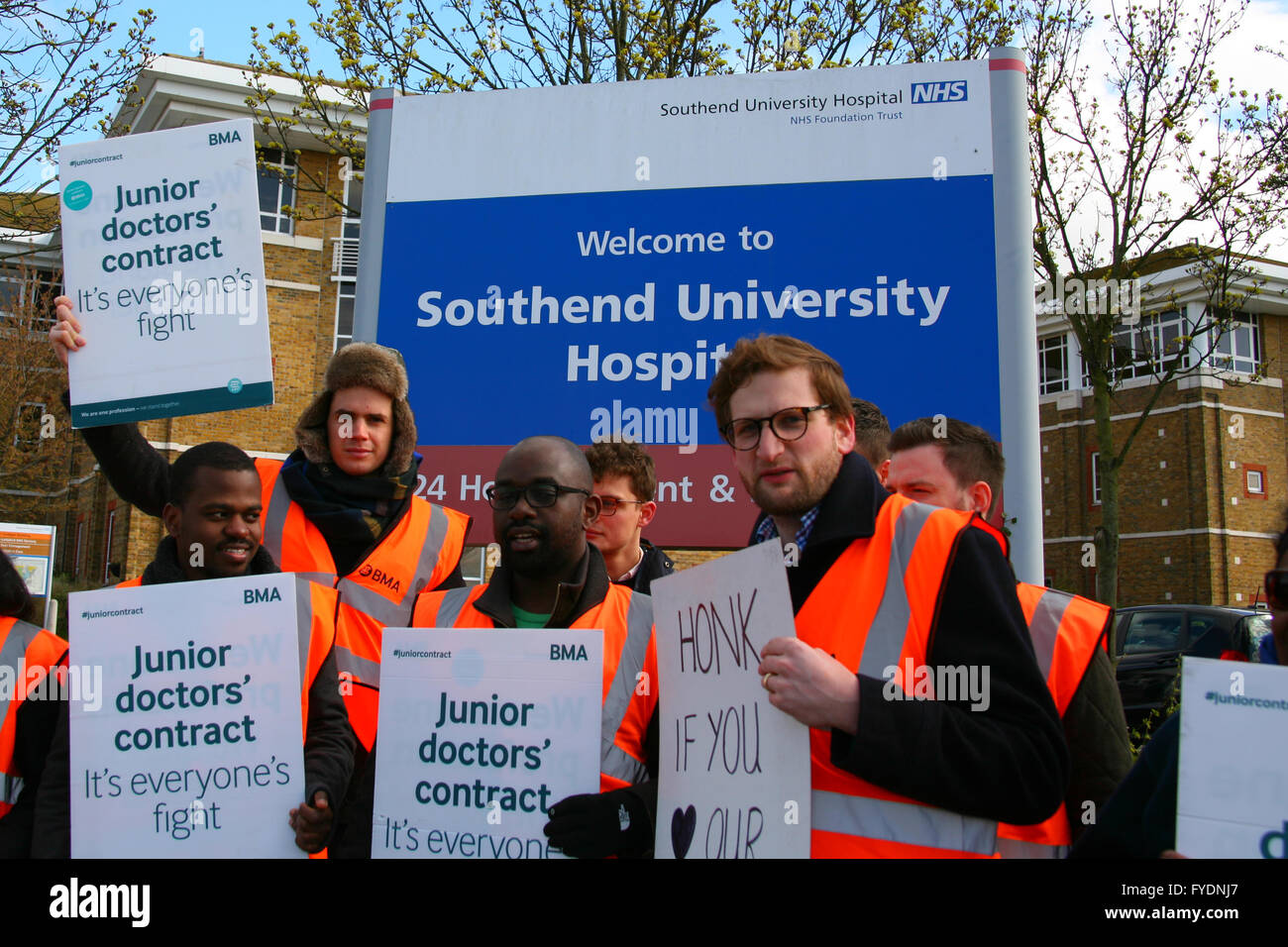 Southend on Sea, Royaume-Uni. 26 avril, 2016. Les médecins en grève en dehors du NHS Southend University Hospital dans l'Essex. Les médecins font grève pour protester contre l'imposition de nouvelles modalités de contrat qui, selon eux, de mettre en danger la sécurité des patients. Plusieurs médecins peuvent contenir jusqu'pancartes disant "Contrat des médecins c'est la lutte de tout le monde". Penelope Barritt/Alamy Live News Banque D'Images