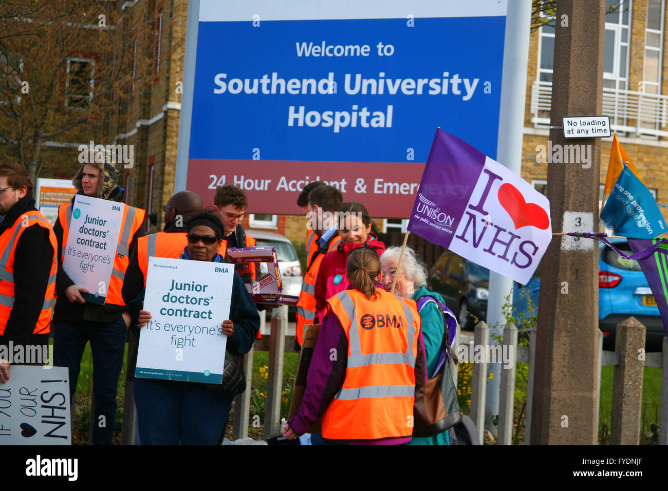 Southend on Sea, Royaume-Uni. 26 avril, 2016. Les médecins en grève en dehors du NHS Southend University Hospital dans l'Essex. Les médecins font grève pour protester contre l'imposition de nouvelles modalités de contrat qui, selon eux, de mettre en danger la sécurité des patients. Plusieurs médecins peuvent contenir jusqu'pancartes disant "Contrat des médecins c'est la lutte de tout le monde". Penelope Barritt/Alamy Live News Banque D'Images