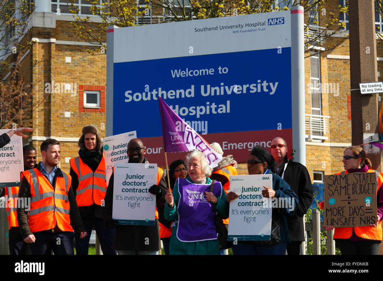 Southend on Sea, Royaume-Uni. 26 avril, 2016. Les médecins en grève en dehors du NHS Southend University Hospital dans l'Essex. Les médecins font grève pour protester contre l'imposition de nouvelles modalités de contrat qui, selon eux, de mettre en danger la sécurité des patients. Plusieurs médecins peuvent contenir jusqu'pancartes disant "Contrat des médecins c'est la lutte de tout le monde". Penelope Barritt/Alamy Live News Banque D'Images