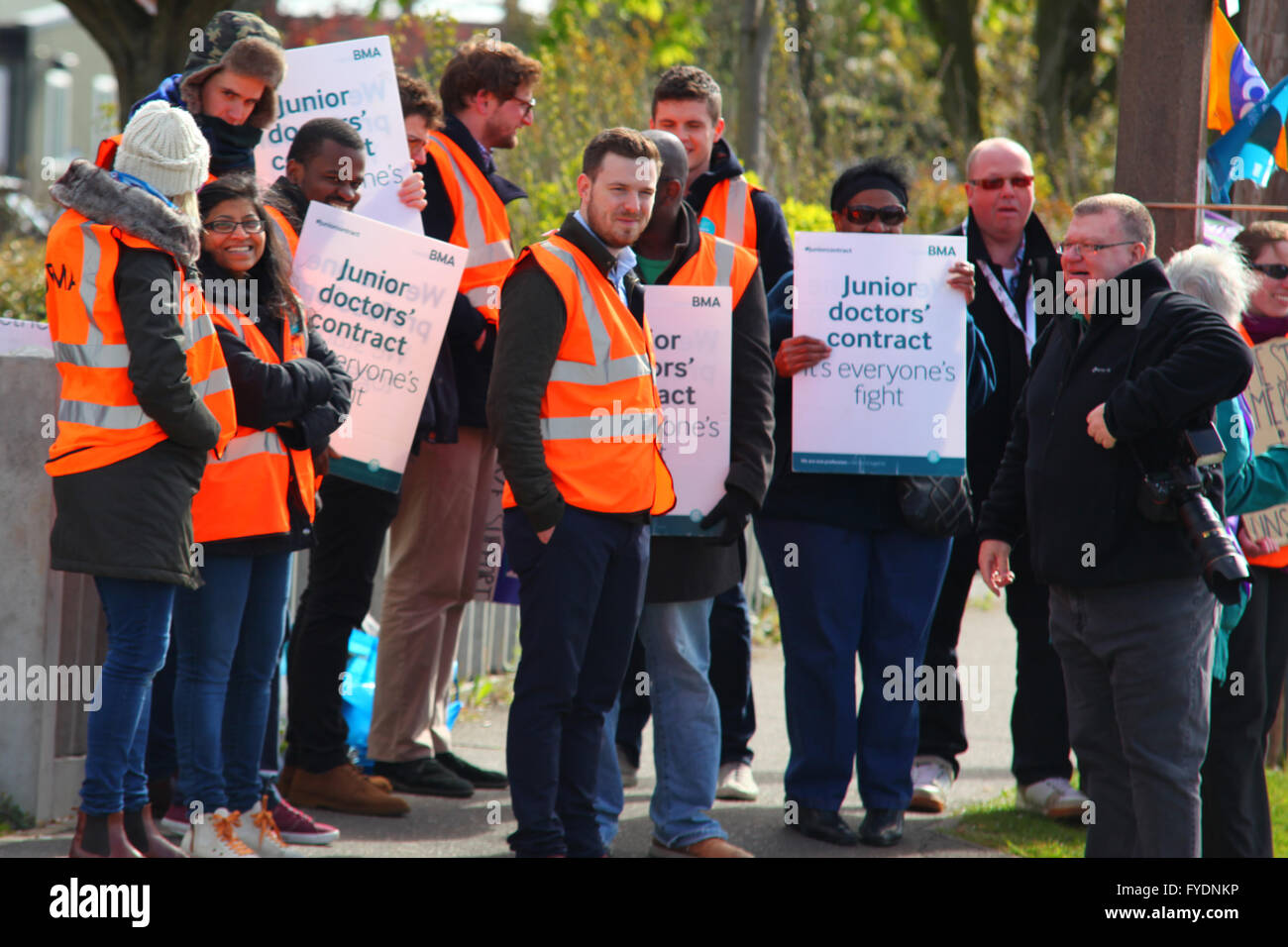 Southend on Sea, Royaume-Uni. 26 avril, 2016. Les médecins en grève en dehors du NHS Southend University Hospital dans l'Essex. Les médecins font grève pour protester contre l'imposition de nouvelles modalités de contrat qui, selon eux, de mettre en danger la sécurité des patients. Plusieurs médecins peuvent contenir jusqu'pancartes disant "Contrat des médecins c'est la lutte de tout le monde". Penelope Barritt/Alamy Live News Banque D'Images