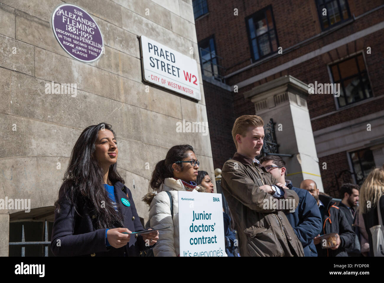 Londres, Royaume-Uni. 26 avril 2016. Les médecins sur la ligne de piquetage devant un blue plaque pour Sir Alexander Fleming à l'extérieur de l'hôpital St Mary à Paddington. Credit : Mark Kerrison/Alamy Live News Banque D'Images