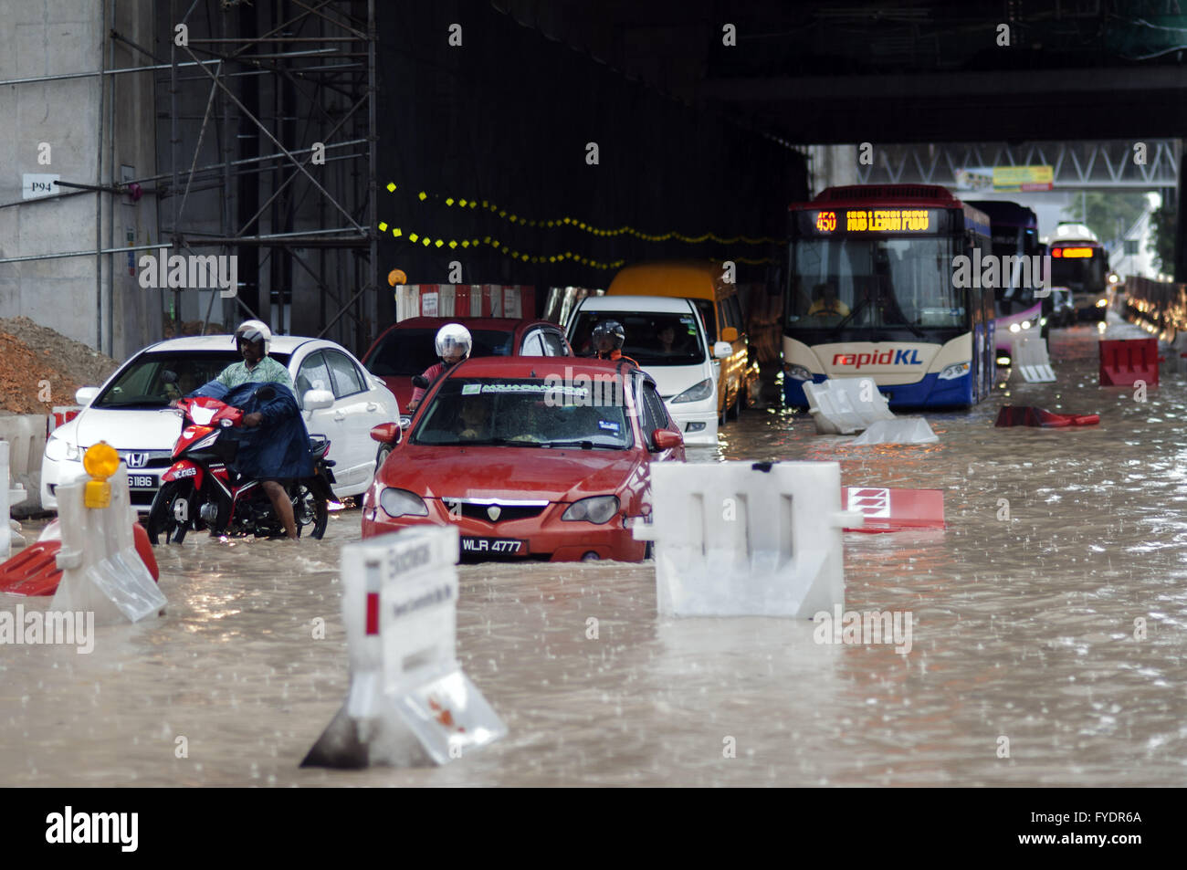 Kuala Lumpur, Malaisie. Apr 26, 2016. Les voitures roulent dans les rues inondées en raison de fortes pluies à Kuala Lumpur, Malaisie, le 26 avril 2016. Credit : Chong Chung Voon/Xinhua/Alamy Live News Banque D'Images