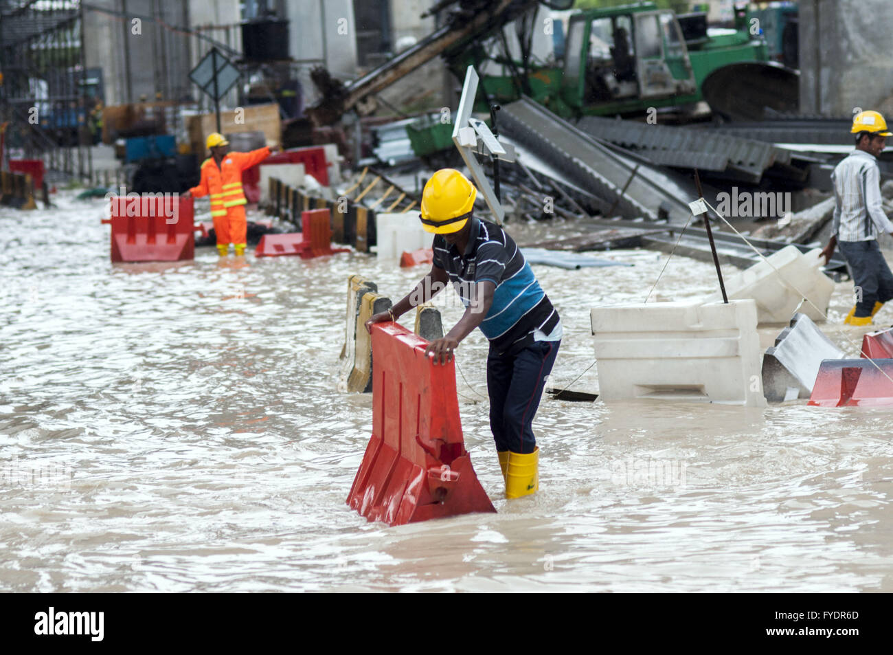 Kuala Lumpur, Malaisie. Apr 26, 2016. Un travailleur travaille sur les rues inondées en raison de fortes pluies à Kuala Lumpur, Malaisie, le 26 avril 2016. Credit : Chong Chung Voon/Xinhua/Alamy Live News Banque D'Images