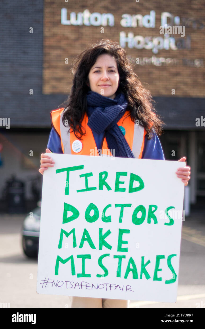 Luton, Royaume-Uni, 26 avril 2016. Trouver un médecin Junior Sammy Rostampour tient une pancarte qui dit "fatigué" les médecins font des erreurs en dehors de l'hôpital Luton and Dunstable. Dr Rostampour a déclaré : "Je suis en fait un temps partie stagiaire, j'ai deux enfants. Je m'entraîne depuis longtemps et à plusieurs niveaux qu'il va m'affecter. C'est très discriminatoire envers les femmes et flexible des stagiaires. Moins de travail/vie personnelle - j'ai déjà un travail en quatre fins de semaine de toute façon. Mon mari est médecin donc il est très difficile (avec enfants) déjà. Il va le rendre vraiment intenable." Crédit : Philip Kirk/Alamy Live News Banque D'Images