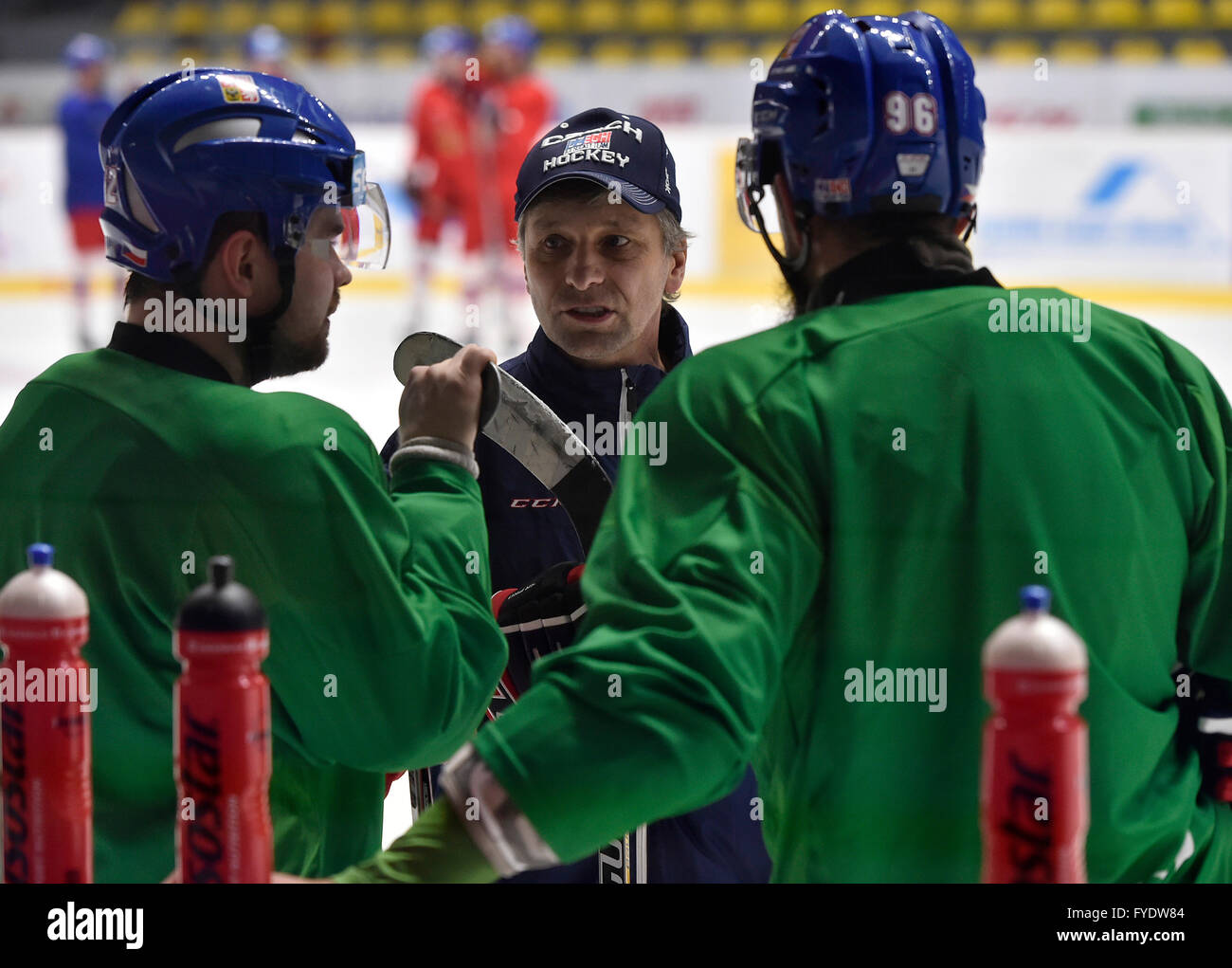 Znojmo, République tchèque. Apr 26, 2016. Milan Doudera (L-R), l'entraîneur Josef Jandac et Richard Jarusek au cours de la national tchèque de hockey sur glace de session de formation à Znojmo, République tchèque, le 26 avril 2016. Les joueurs tchèques se préparer aux Championnat du Monde de Hockey sur glace en Russie. © Lubos Pavlicek/CTK Photo/Alamy Live News Banque D'Images