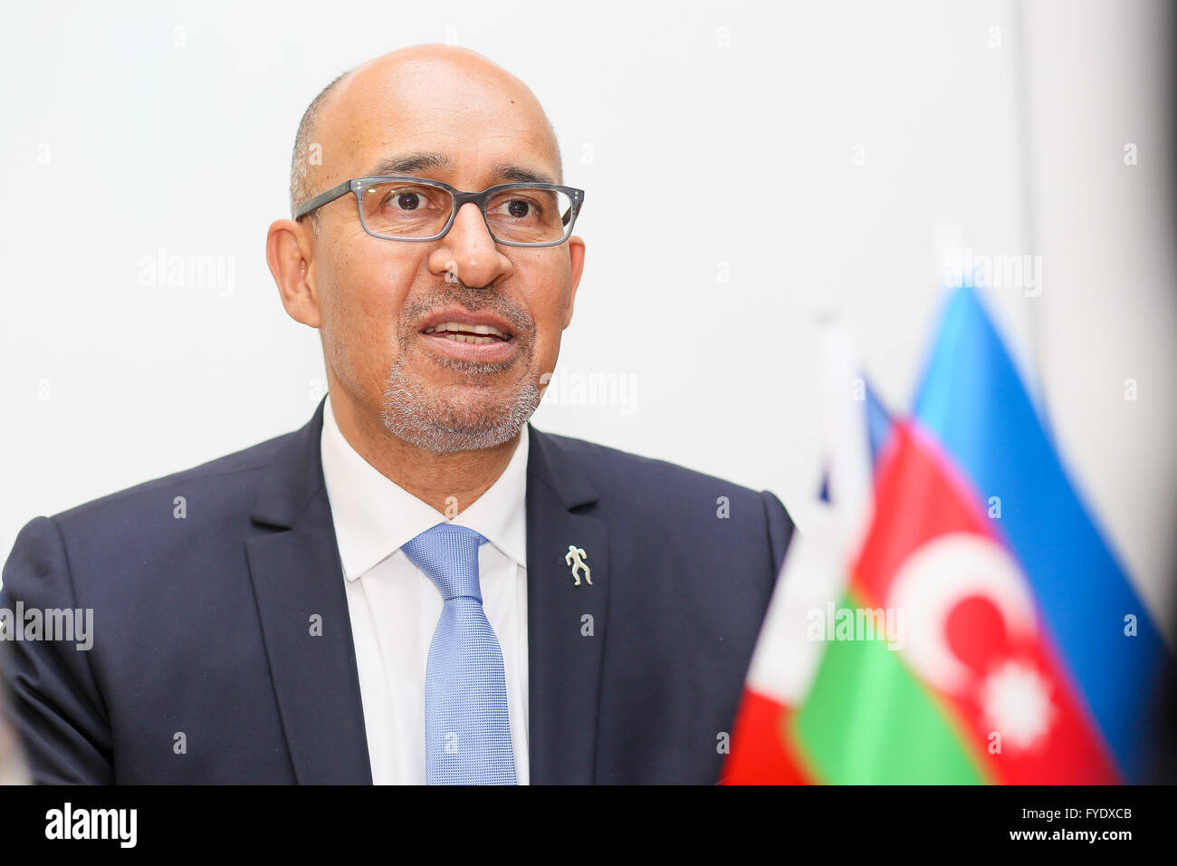 Baku, Azerbaïdjan. Apr 26, 2016. Le secrétaire d'Etat français aux affaires européennes Harlem Desir au cours de la conférence de presse avec la promenade Mikayil Jabbarov, Ministre de l'éducation de la République d'Azerbaïdjan (pas en photo). © Aziz Karimov/Pacific Press/Alamy Live News Banque D'Images