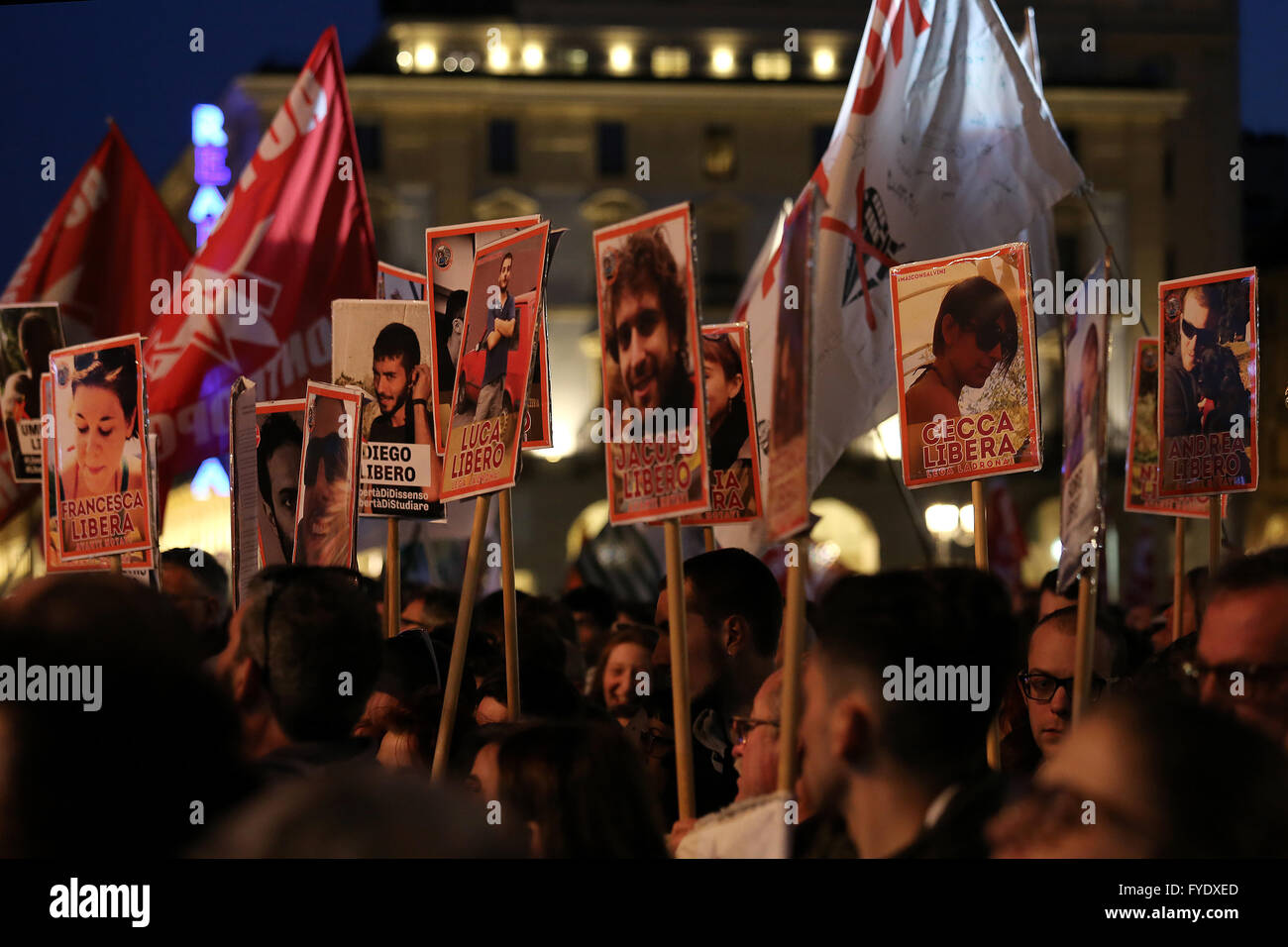 À la fin de la traditionnelle procession aux flambeaux à la commémoration du 25 avril, des dizaines de manifestants ont défié le maire Piero Fassino présents à la Mars et sur scène avec d'autres bureaux institutionnels. En particulier les mères de plusieurs mecs arrêtés lors de manifestations l'année dernière lors d'une manifestation du parti raciste de la Ligue, et les activistes No-Tav, ont demandé plusieurs fois de monter sur scène pour lire une lettre contre la fureur de l'accusation et a reçu une réponse négative. Pour continuer les différends, qui sont neutralisées avec un silence respectueux pendant seulement deux ex-partisans, maire aba Banque D'Images