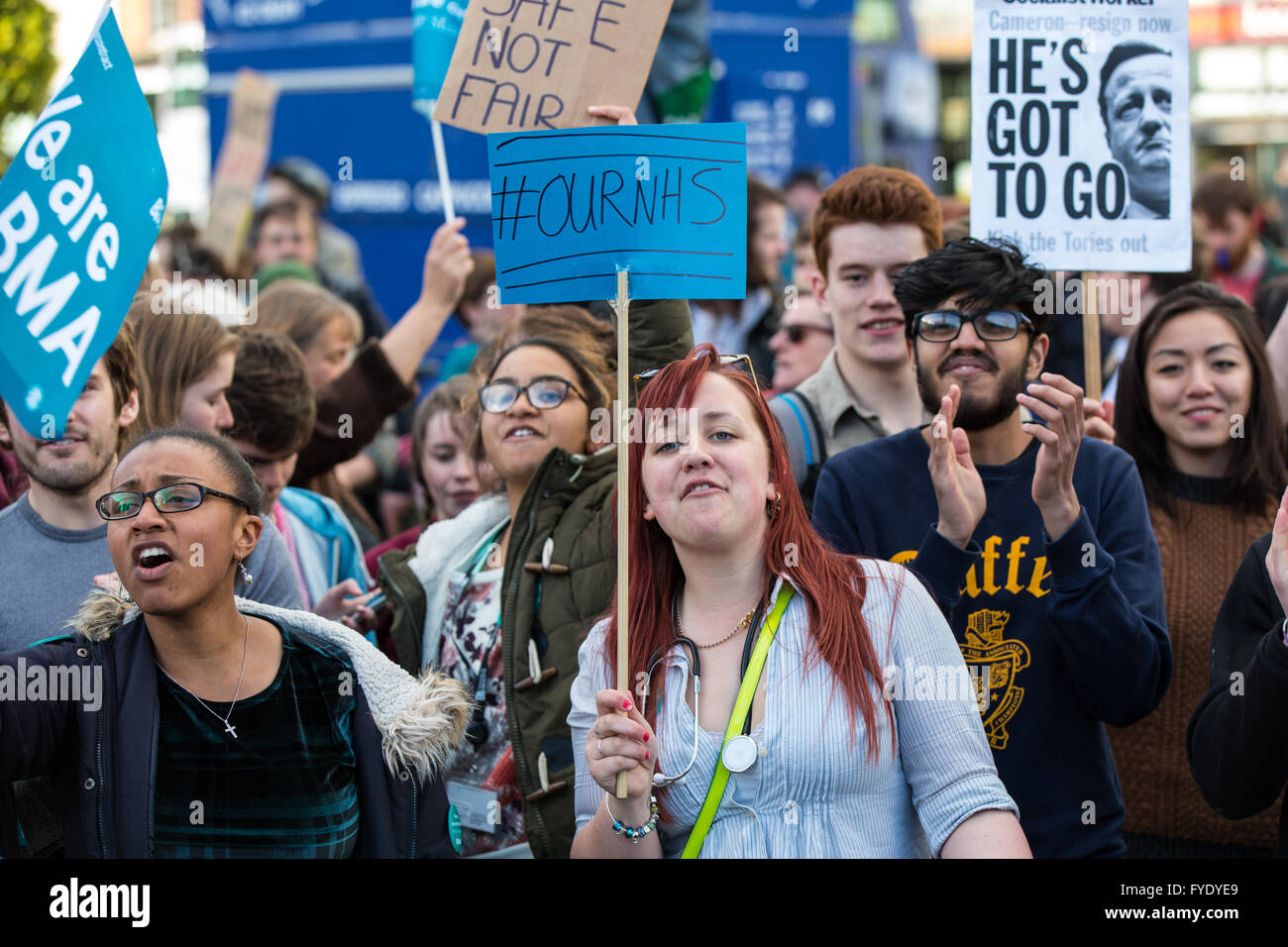 Bristol, Royaume-Uni. 26 avril, 2016. Des centaines s'est jointe à une marche de protestation à Bristol à la fin de la première journée d'un tous les deux jours, les médecins en grève. Le quartier animé de manifestants scandaient des slogans en faveur de la substitution des médecins. Bristol, Royaume-Uni. 26 avril 2016. Credit : Redorbital Photography/Alamy Live News Banque D'Images