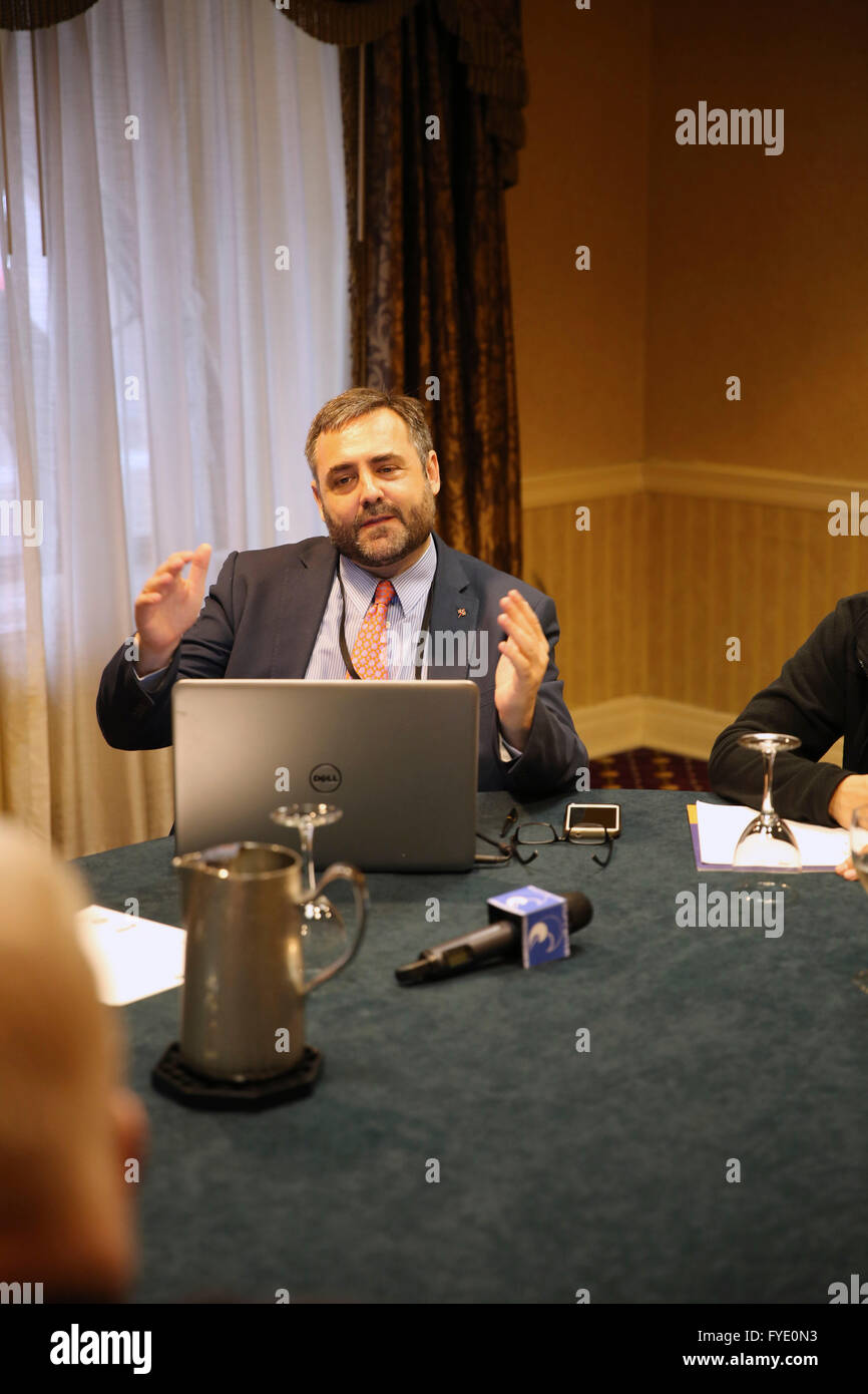 New York, États-Unis. Apr 26, 2016. Alvaro Zulueta, le Directeur exécutif de l'CitizenGOPress pendant le petit déjeuner à l'hôtel Roosevelt. Le Congrès International # WeAreN2016 sur la défense de la liberté religieuse et des autres droits de l'homme : l'arrêt des atrocités de masse contre les chrétiens et autres croyants se tiendra à New York du 28 au 30 avril à l'ONU, avec une discussion de groupe au Conseil économique et social (ECOSOC) Chambre de l'Organisation des Nations Unies parrainée par la Mission permanente d'observation du Saint-Siège à l'ONU. © Mark Joseph Sullivan/Pacific Press/Alamy Live News Banque D'Images