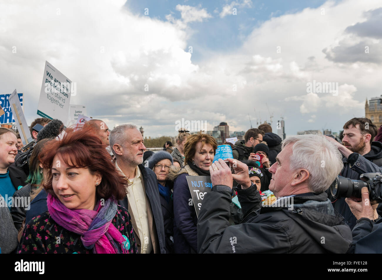 Londres, Royaume-Uni. 26 avril 2016. L'Ombre Chancelier John McDonnell prend une photo de Jeremy Corbyn pendant 'London Marche pour soutenir la grève des médecins en formation'. Wiktor Szymanowicz/Alamy Live News Banque D'Images