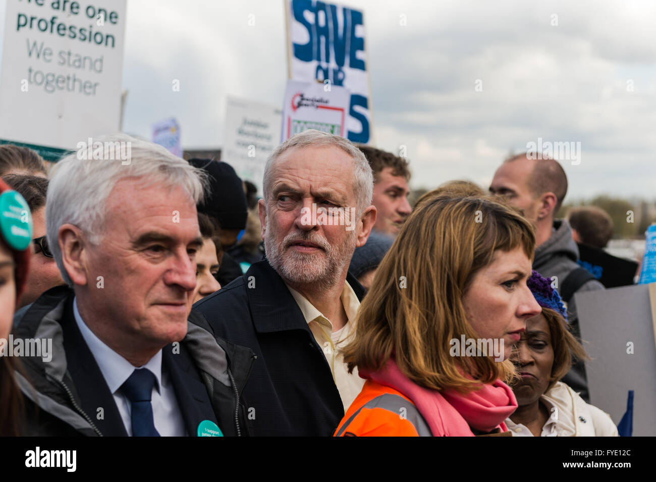 Londres, Royaume-Uni. 26 avril 2016. Jeremy Corbyn et John McDonnell participer à 'London Mars à soutenir la grève des médecins en formation'. Wiktor Szymanowicz/Alamy Live News Banque D'Images