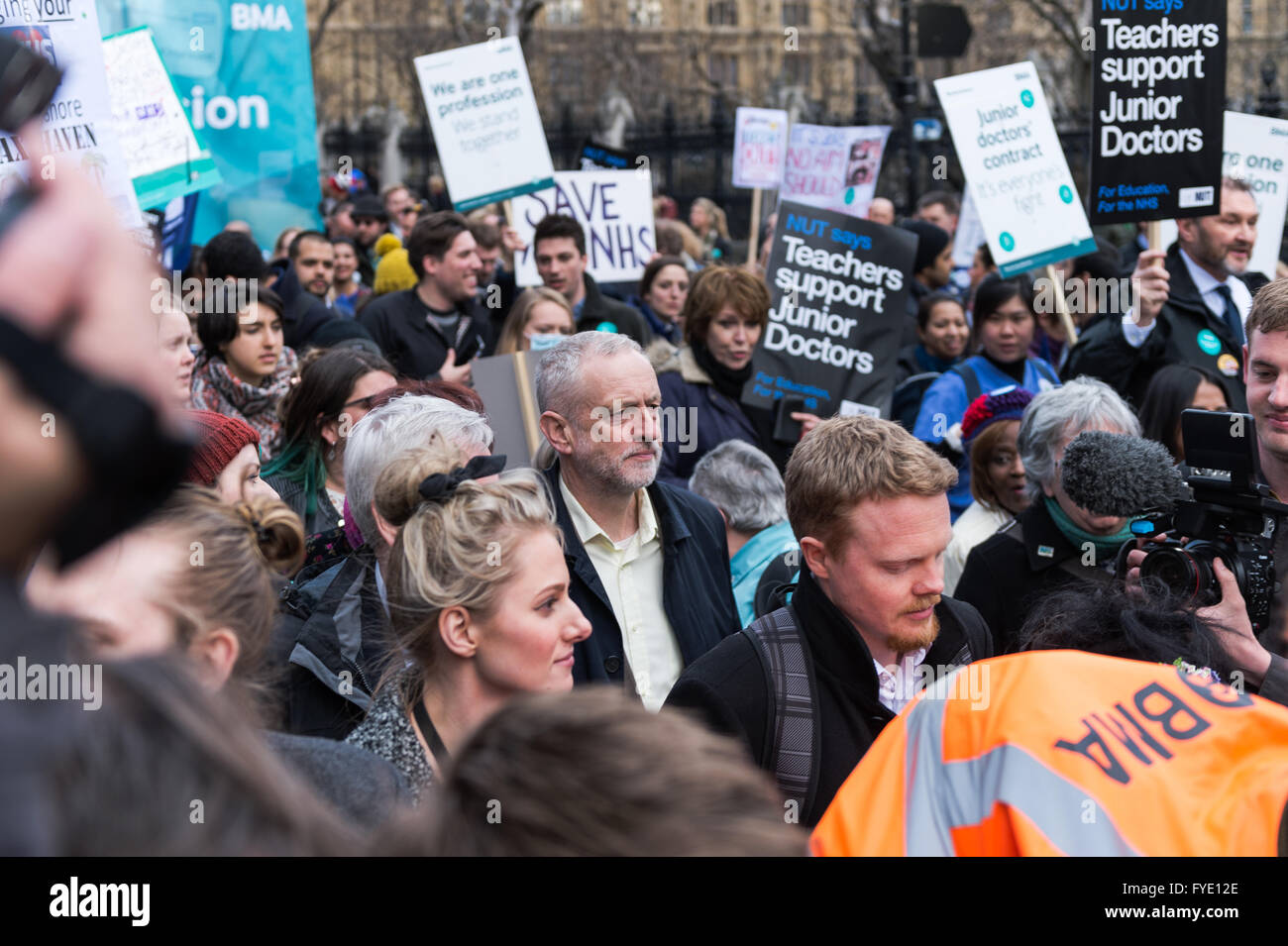 Londres, Royaume-Uni. 26 avril 2016. Jeremy Corbyn, le chef du Parti du Travail participe à la marche pour soutenir la grève des médecins contre l'imposition par le gouvernement d'un nouveau contrat. Wiktor Szymanowicz/Alamy Live News Banque D'Images