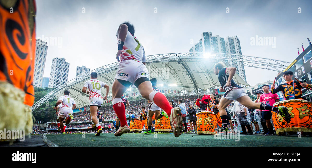 Le Japon contre Hong Kong au cours de la HSBC 2016 / Cathay Pacific Hong Kong Sevens, Hong Kong Stadium. Le 9 avril. Banque D'Images