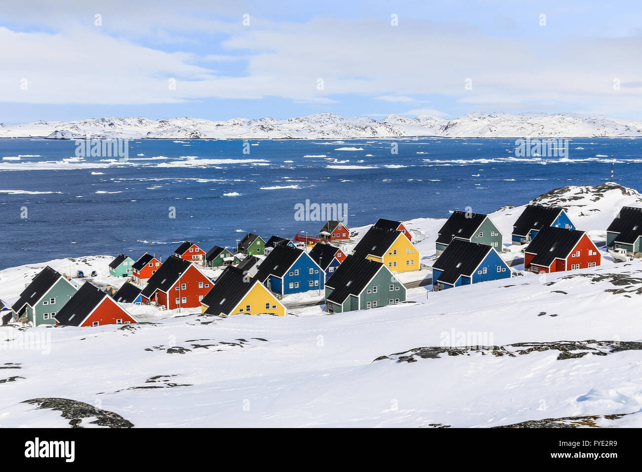 Les couleurs des maisons dans une banlieue de la capitale de l'Arctique Nuuk, Greenlnand Banque D'Images