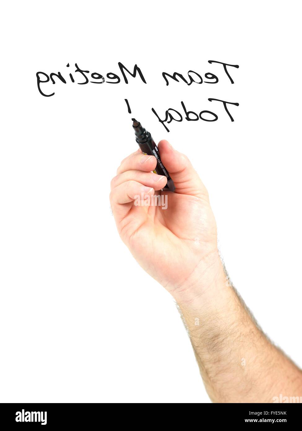 Une main écrit avec un noir marka sur un écran de verre Banque D'Images