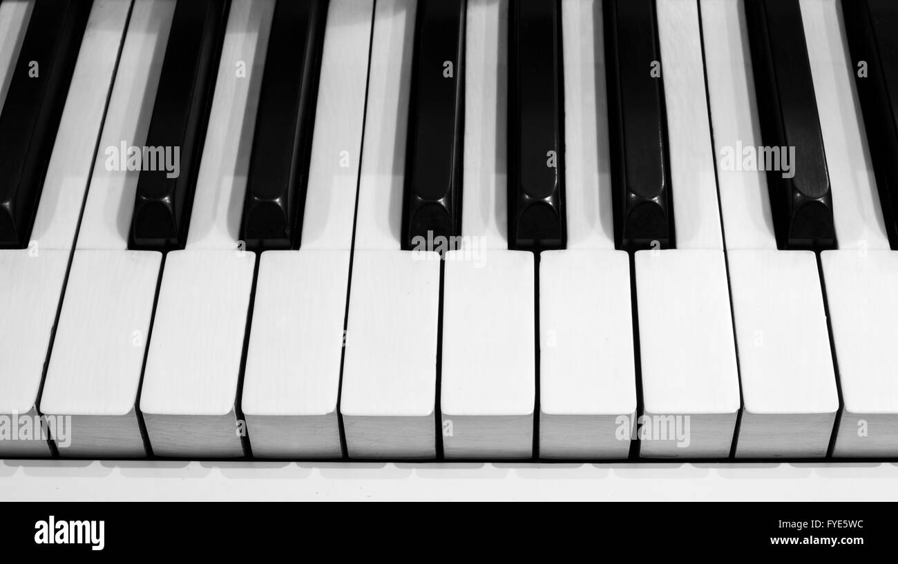 Détail de touches de piano classique sur le noir et blanc Banque D'Images