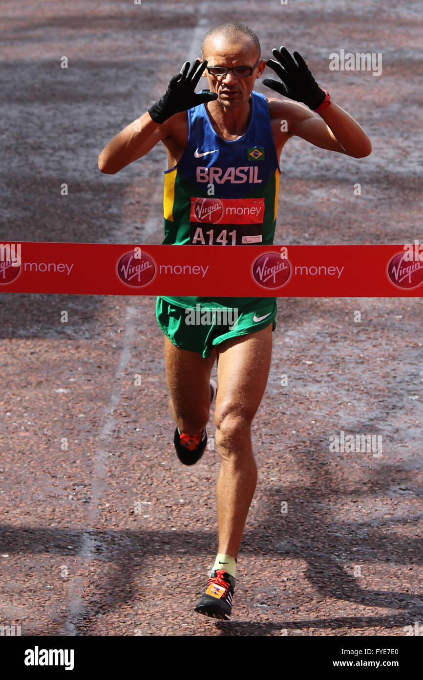 Aniceto Antonio Dos Santos (Brésil) T13 gagner le marathon de Londres 2016 vierge Banque D'Images