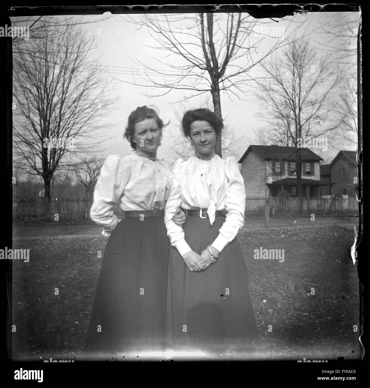 Photographie victorienne de deux jeunes femmes à Bel Air, dans le Maryland. Banque D'Images