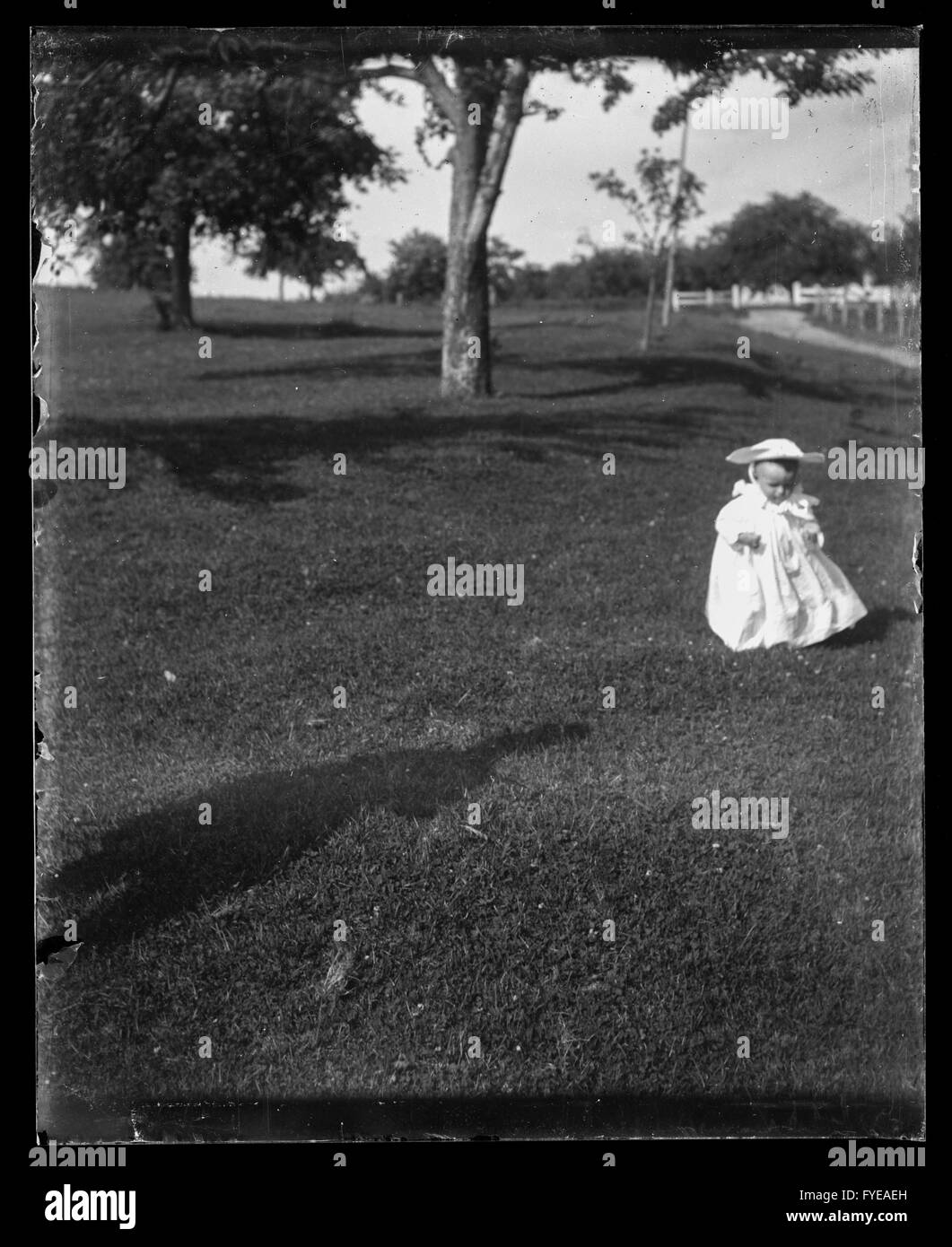 Photographie victorienne d'un bébé habillé en dehors à Fallston, Maryland Banque D'Images
