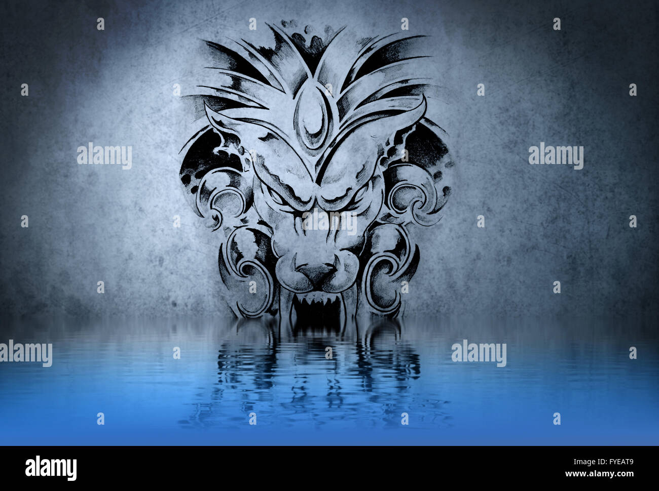 Gargouille de pierre tatouage sur mur bleu reflets dans l'eau Banque D'Images