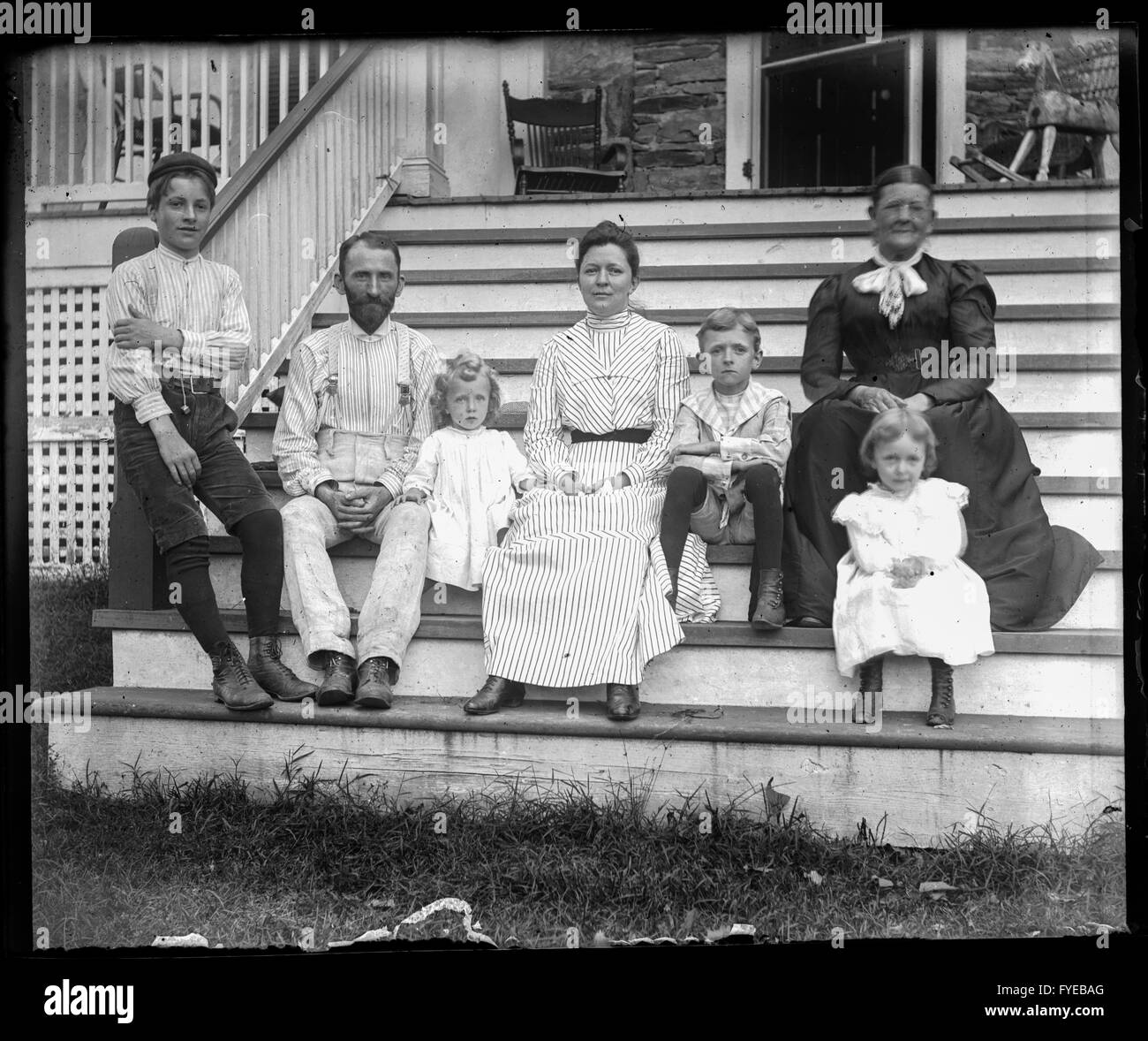Photographie victorienne d'une famille sur le perron de leur maison à Fallston, Maryland. Banque D'Images