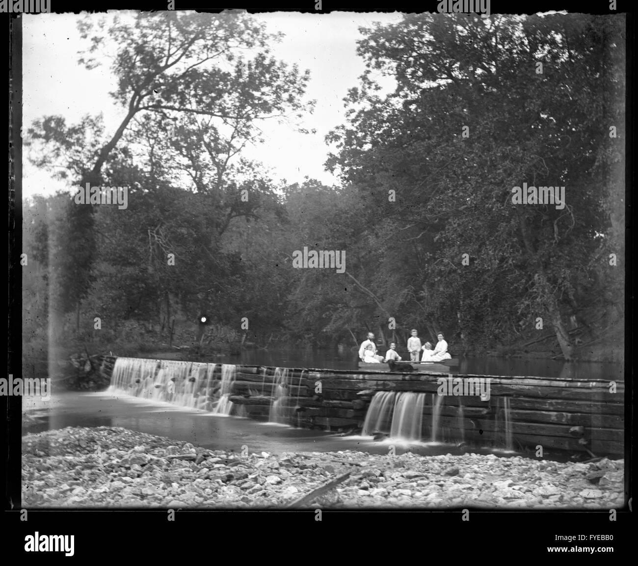 Photographie victorienne de personnes dans un bateau à côté d'une cascade à Fallston, Maryland. Banque D'Images