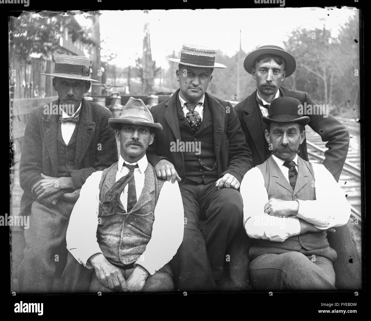 Photographie victorienne de cinq hommes sur le chemin de fer à Fallston, Maryland. Banque D'Images
