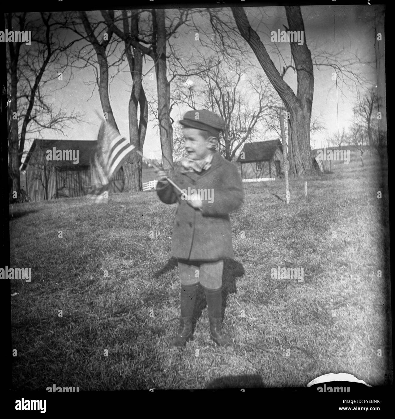 Photographie victorienne d'un jeune garçon brandissant un drapeau américain à l'extérieur à Fallston, Maryland. Banque D'Images