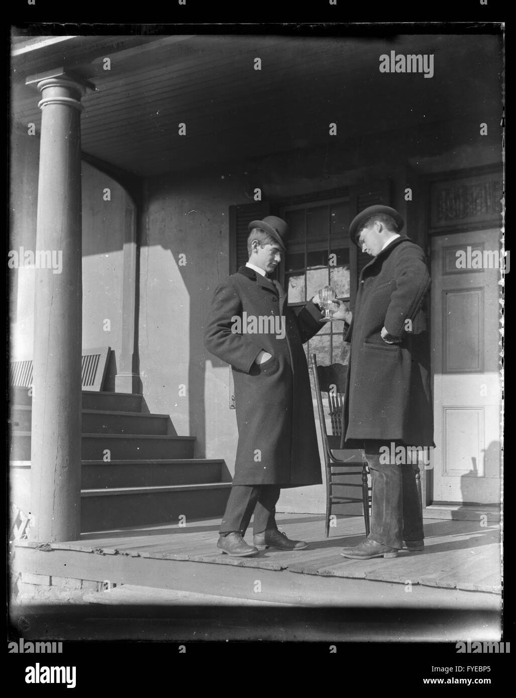 Photographie victorienne de deux hommes ayant des boissons sur un porche à Fallston, Maryland. Banque D'Images