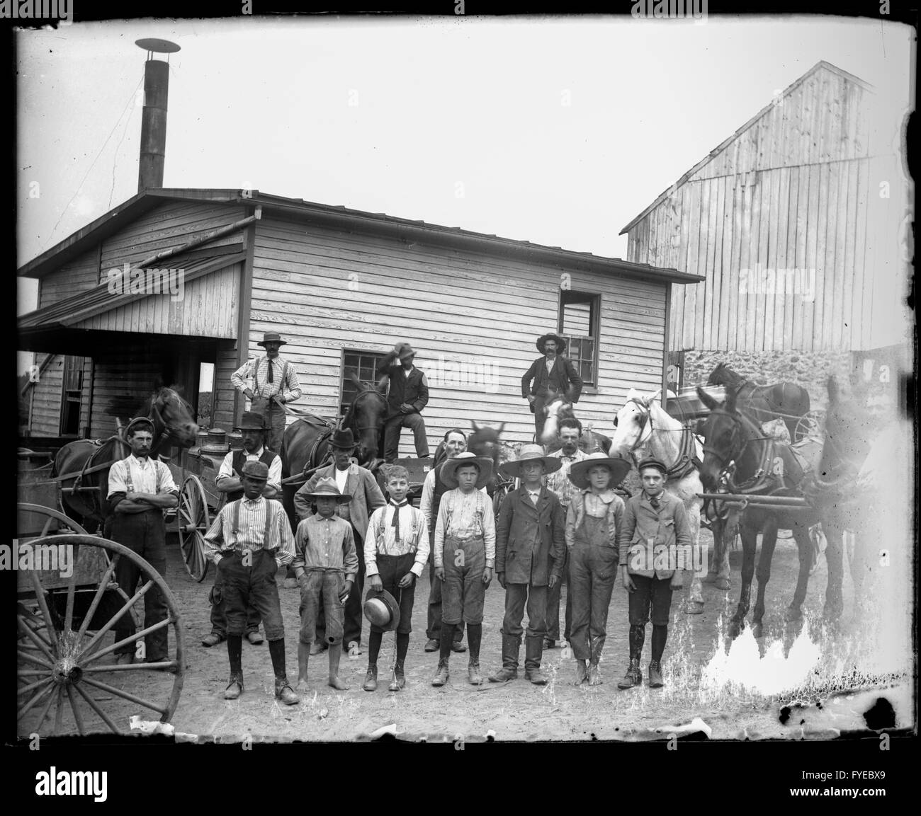 Photographie victorienne d'un groupe d'hommes et de jeunes garçons travaillant à Fallston, Maryland. Banque D'Images