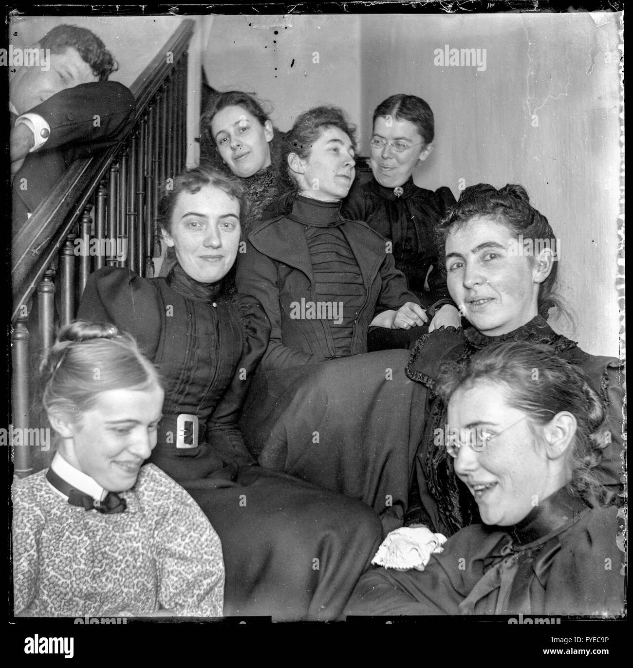 Photographie victorienne d'un groupe de femmes sur un escalier à Fallston, Maryland. Banque D'Images