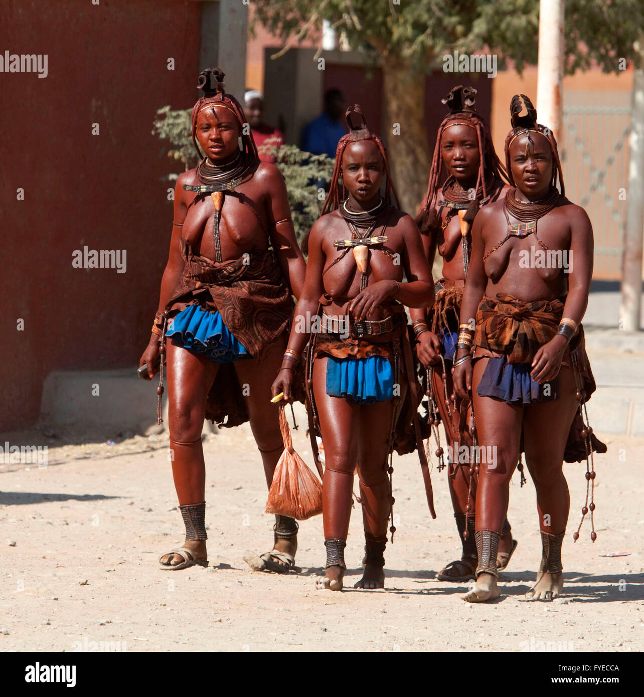 Les Himbas Sont Un Peuple Nomade De La Namibie Ils Se Parer Avec Cuir Et Anneaux En Laiton Et Enduire La Peau Avec Une Pate Faite De Beurre Et Du Bois Les