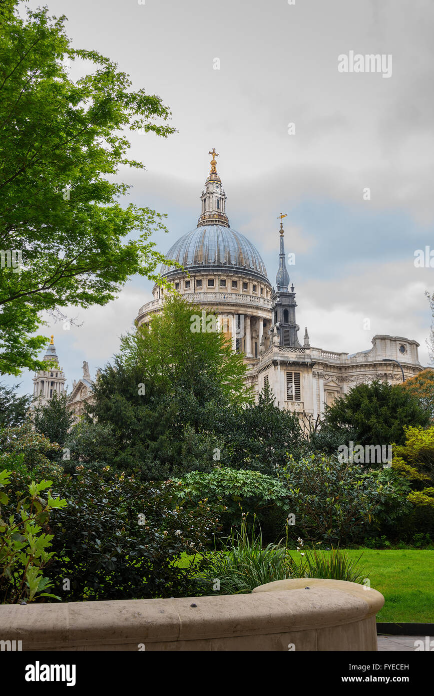 La Cathédrale St Paul à Londres, contre un ciel nuageux. Par l'architecte Sir Christopher Wren. Banque D'Images