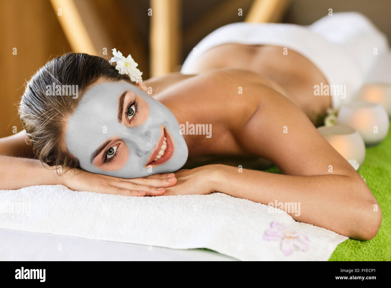 Femme avec masque de massage. profiter cly Banque D'Images