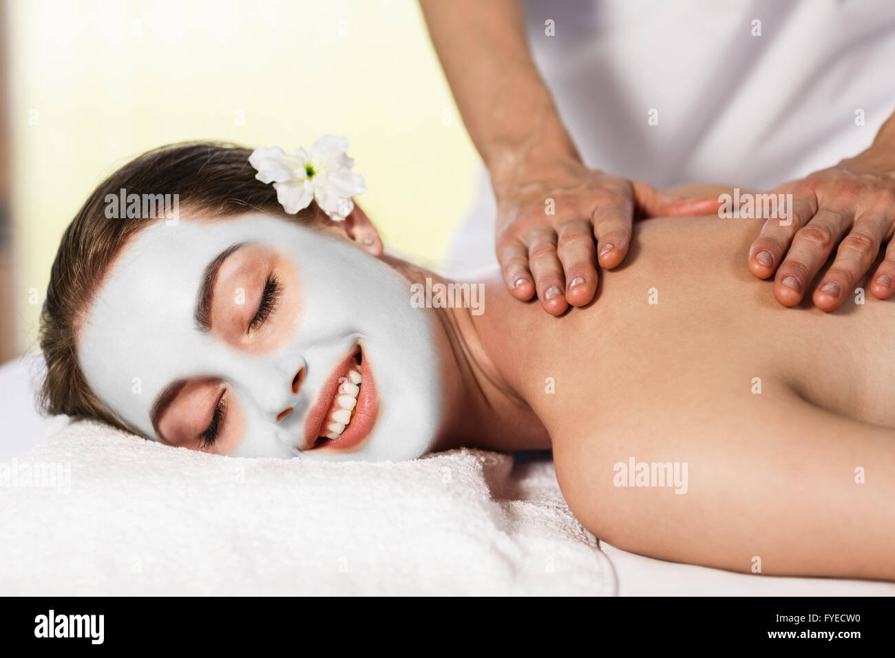 Femme avec masque de massage. profiter cly Banque D'Images