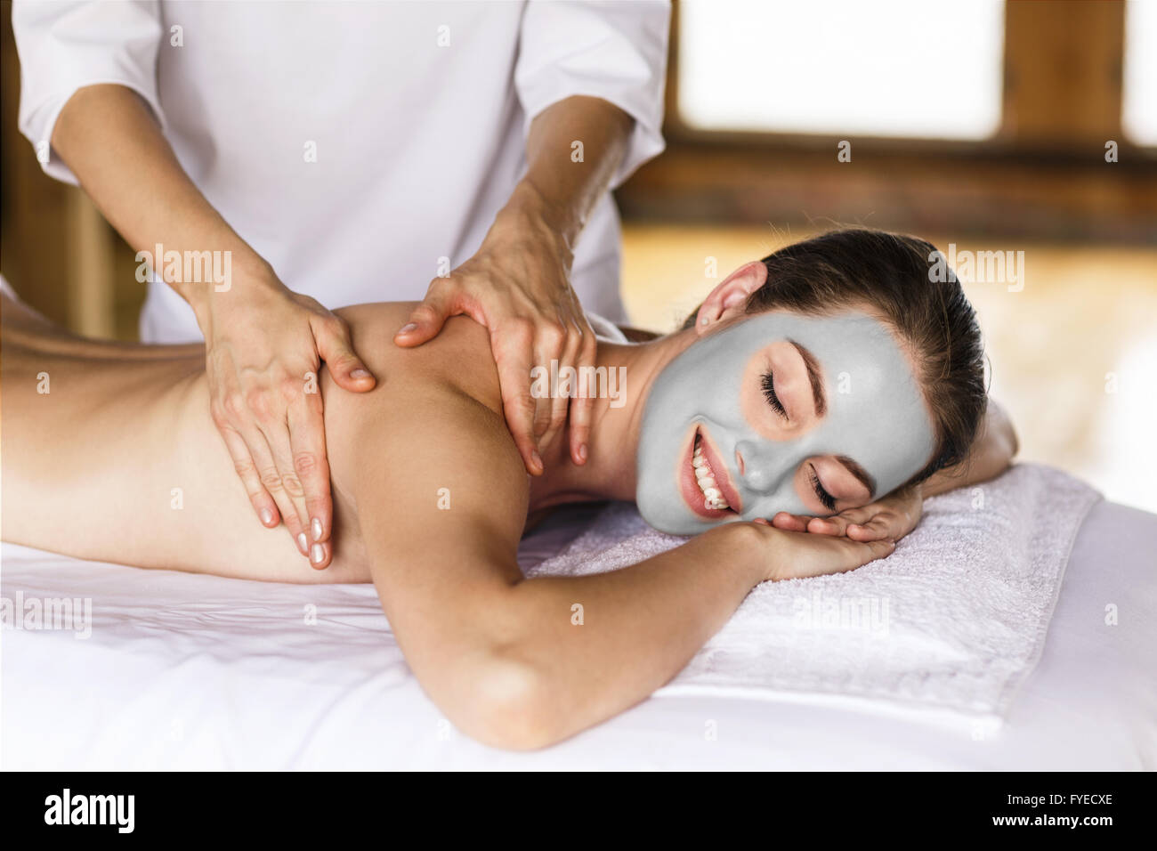 Femme avec masque de massage. profiter cly Banque D'Images