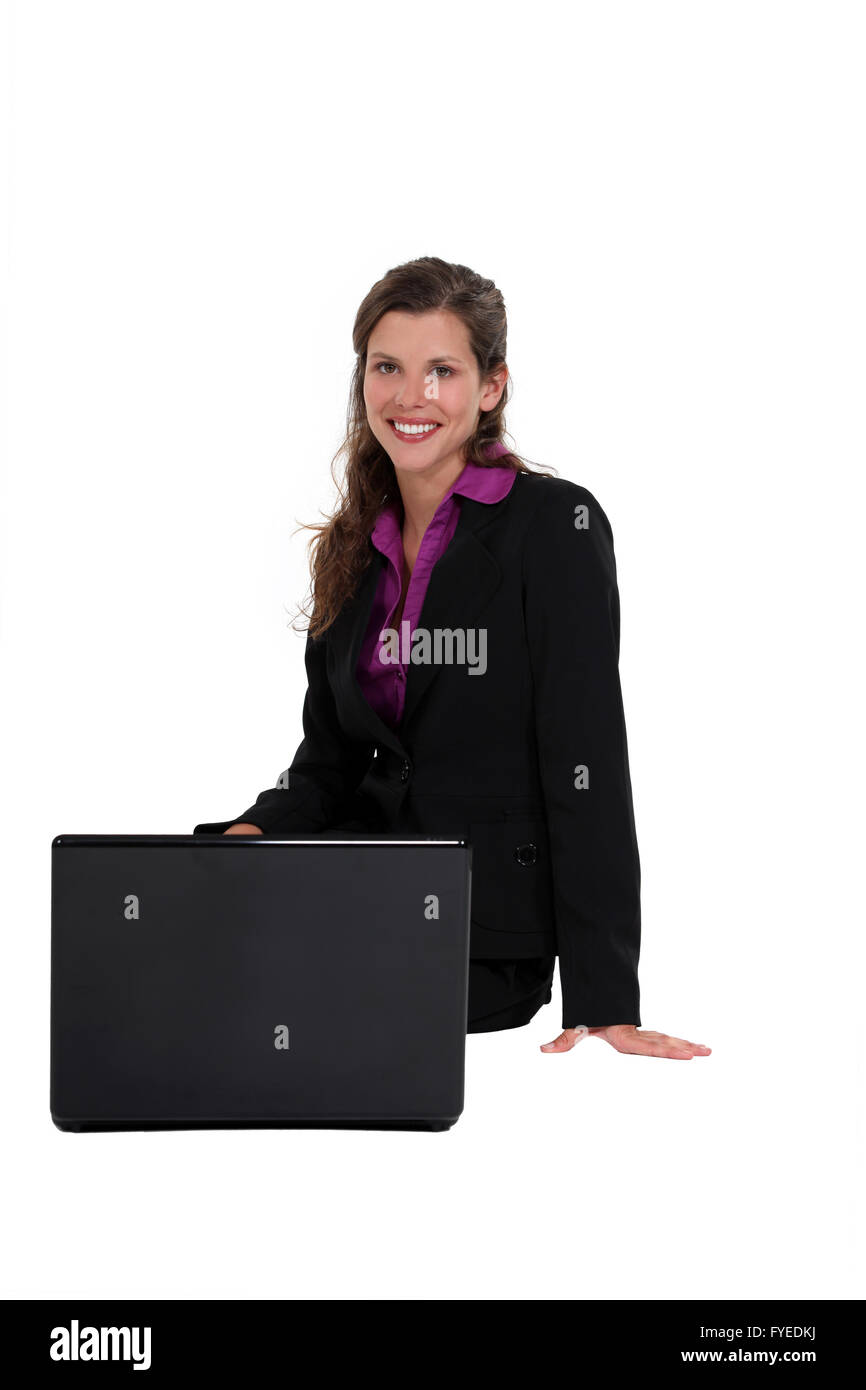 Vertical sur un banc invisible avec son portable Banque D'Images
