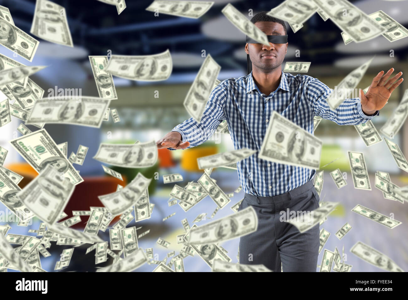 Image composite de l'homme, les yeux bandés, avec les bras Banque D'Images
