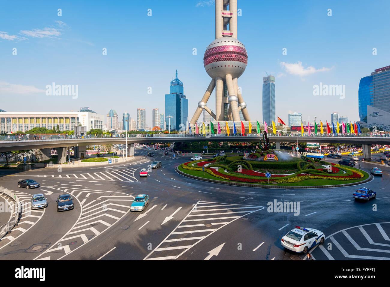 Shanghai, Chine -Oct 3, 2015 : augmentation des allées et ronds-points de Lujiazui dans le district de grande hauteur futuriste de Pudong. Banque D'Images