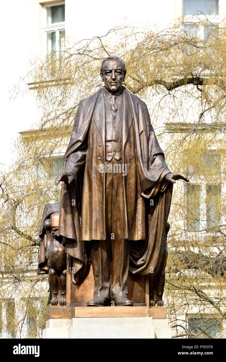 Prague, République tchèque. Statue (2012) du président américain Woodrow Wilson en face de la gare principale Hlavni nadrazi.... Banque D'Images Prague, République tchèque. Statue (2012) du président américain Woodrow Wilson en face de la gare principale Hlavni nadrazi.... Banque D'Images