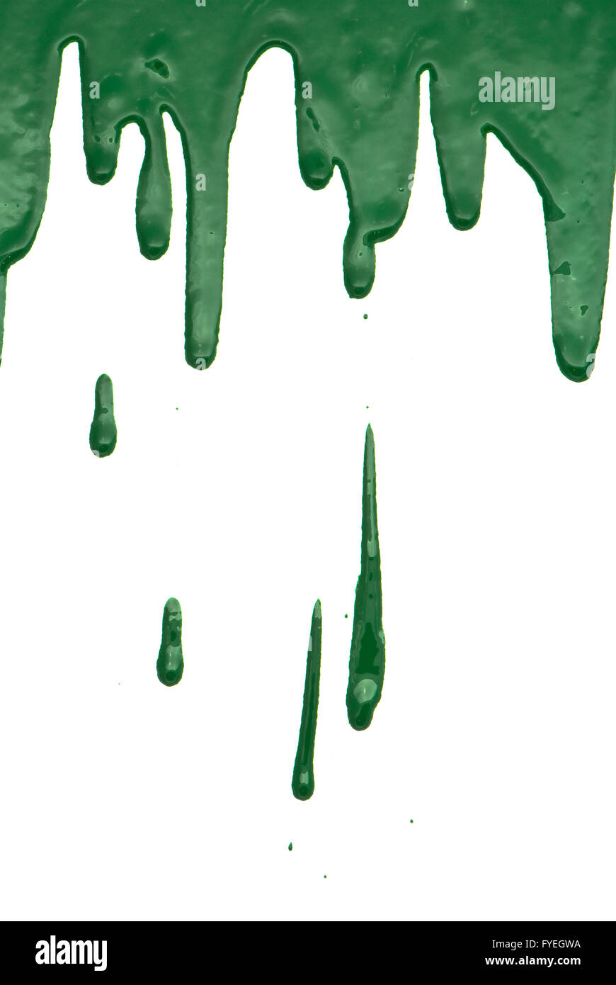 La coulée de peinture verte sur fond blanc Banque D'Images