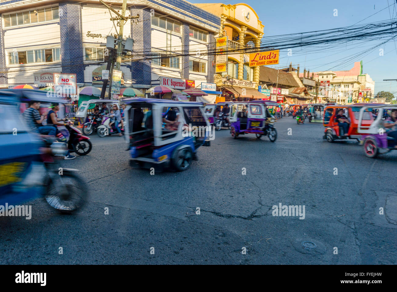Iloilo, Philippines - Le 13 février 2016. Tricycle motorisé à Iloilo Philippines Trafic Banque D'Images