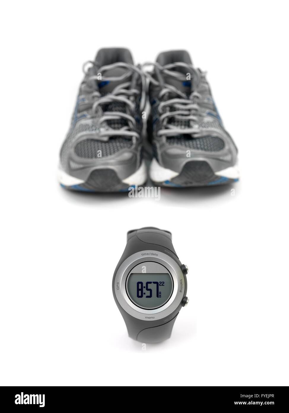 Une montre de sport et des chaussures de sports isolé sur fond blanc Banque D'Images