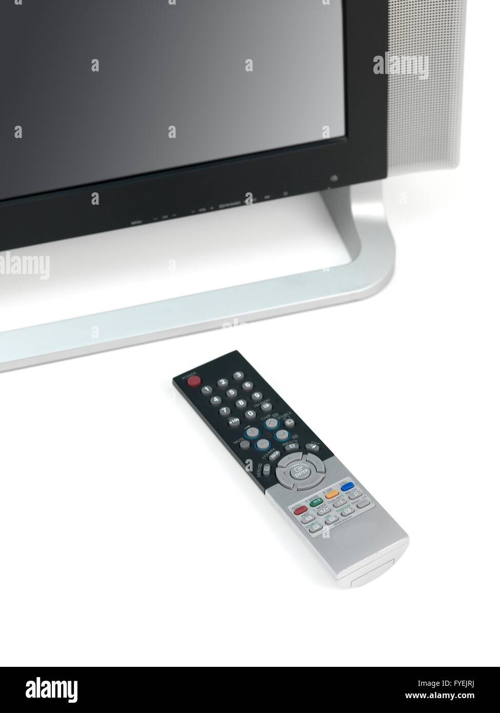 Une télévision à écran LCD et moniteur télécommande isolé sur fond blanc Banque D'Images