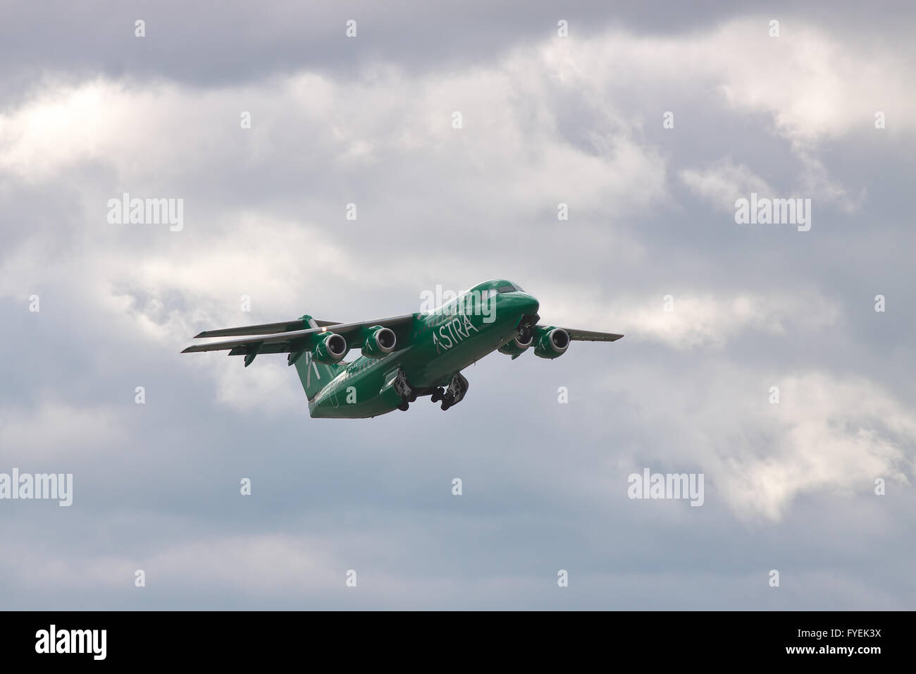 Ukraine BORISPOL, - le 2 octobre 2010 : Astra Airlines Grèce BAe Avro RJ 146 avion de passagers prennent de plus en plus dans le ciel nuageux Banque D'Images