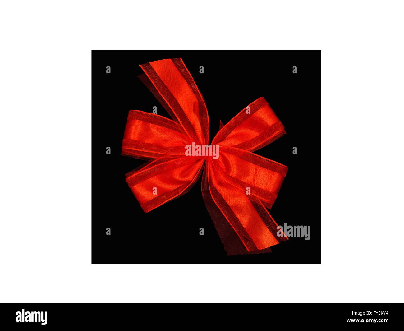 Un arc rouge isolé sur fond noir Banque D'Images