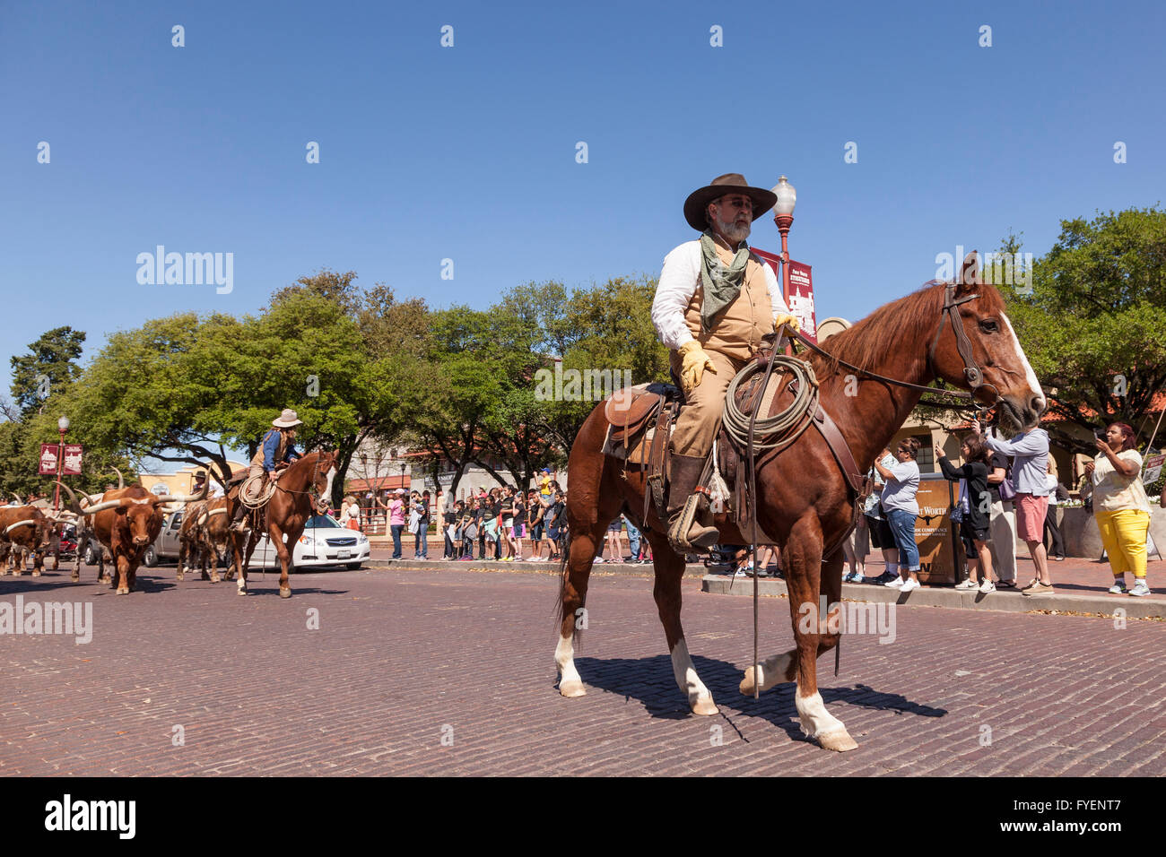 Cowboys dans le Fort Worth Stockyards historic district. 6 avril 2016 à Fort Worth, Texas, USA Banque D'Images