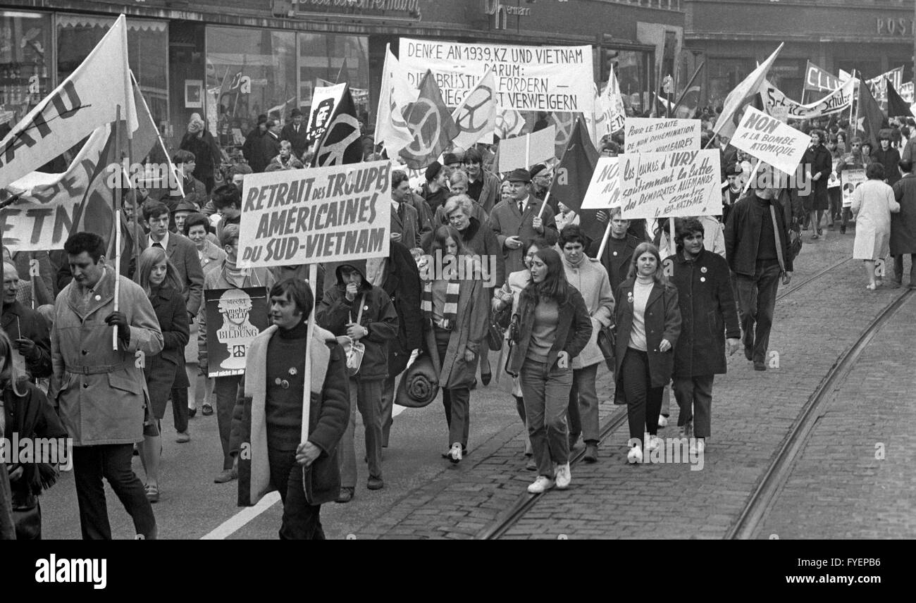 Environ 1 500 participants le début mars Pâques de Duisburg à Oberhausen le 13 avril en 1968. Ils présentent des bannières. Banque D'Images